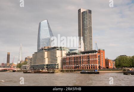 Ein Sandstrand vor dem Oxo Tower, South Bank Tower und ein Blackfriars, Gabriel's Wharf, Upper Ground, Southbank, Lambeth, London, SE1, Großbritannien Stockfoto