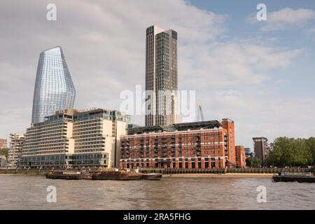 Ein Sandstrand vor dem Oxo Tower und ein Blackfriars, Gabriel's Wharf, Upper Ground, Southbank, Lambeth, London, SE1, Großbritannien Stockfoto