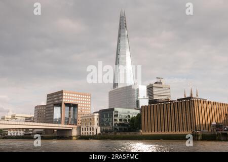 The Shard, ein 95-stöckiger Wolkenkratzer, entworfen vom italienischen Architekten Renzo Piano, und eine London Bridge auf der Themse, Southwark, London, England. Stockfoto