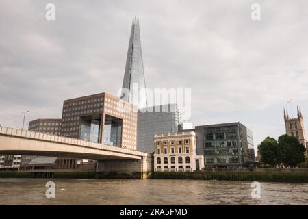 The Shard, ein 95-stöckiger Wolkenkratzer, entworfen vom italienischen Architekten Renzo Piano, und eine London Bridge auf der Themse, Southwark, London, EnglanUK Stockfoto
