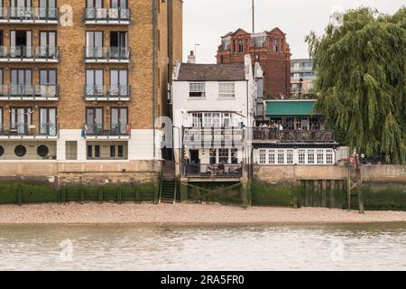 Der Fluss mit Blick auf Prospect of Whitby - ein historisches öffentliches Haus am Ufer der Themse in Wapping, Tower Hamlets, London, E1, England, GROSSBRITANNIEN Stockfoto