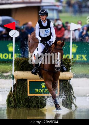 Aachen, Deutschland. 01. Juli 2023. Reitsport, Event: CHIO, Cross-Country-Wettbewerb. Die deutsche Reiterin Sandra Auffarth auf dem Pferd „Viamant du Matz“ springt über ein Hindernis. Kredit: Rolf Vennenbernd/dpa/Alamy Live News Stockfoto