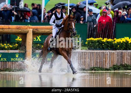 Aachen, Deutschland. 01. Juli 2023. Reitsport, Event: CHIO, Cross-Country-Wettbewerb. Die deutsche Reiterin Sandra Auffarth auf dem Pferd „Viamant du Matz“ springt über ein Hindernis. Kredit: Rolf Vennenbernd/dpa/Alamy Live News Stockfoto