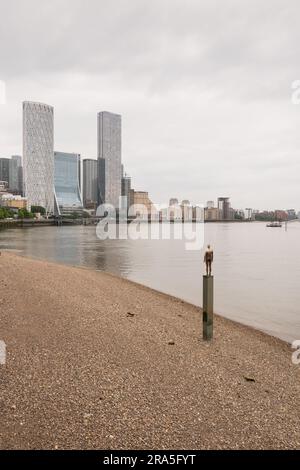 Antony Gormley's another Time Skulpture and Landmark Pinnacle Residential Wolkenkratzer neben Canary Wharf Pier, London, E14, England, Großbritannien Stockfoto