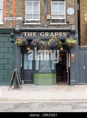 Der Eingang zum Grapes Public House, Narrow Street, Poplar, London, E14, England, Großbritannien Stockfoto