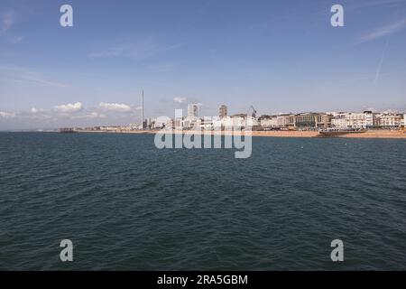 Blick nach Westen vom Palace Pier in Brighton, Großbritannien Stockfoto