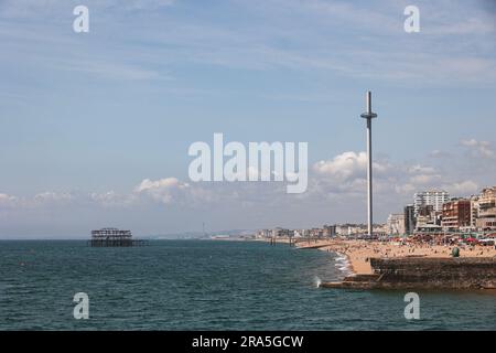 Blick nach Westen vom Palace Pier in Richtung West Pier und i360 in Brighton, Großbritannien Stockfoto