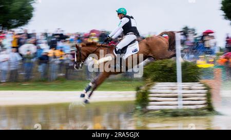 Aachen, Deutschland. 01. Juli 2023. Reitsport, Event: CHIO, Cross-Country-Wettbewerb. Der australische Reiter William Levett auf dem Pferd „Sligo Candy Cane“ springt über ein Hindernis. Kredit: Rolf Vennenbernd/dpa/Alamy Live News Stockfoto