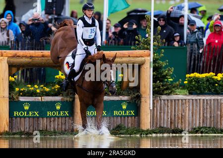 Aachen, Deutschland. 01. Juli 2023. Reitsport, Event: CHIO, Cross-Country-Wettbewerb. Die deutsche Reiterin Sandra Auffarth auf dem Pferd „Viamant du Matz“ springt über ein Hindernis. Kredit: Rolf Vennenbernd/dpa/Alamy Live News Stockfoto