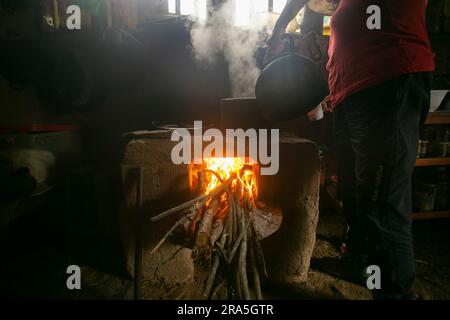 Alte Küche, die mit Brennholz arbeitet, in einem Haus in einem Dorf im peruanischen Dschungel. Stockfoto