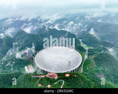 Peking, China. 22. Juni 2023. Dieses Luftfoto, das am 22. Juni 2023 aufgenommen wurde, zeigt Chinas 500 Meter großes sphärisches Radio-Teleskop mit Apertur (FAST), das in der Provinz Guizhou im Südwesten Chinas gewartet wird. Kredit: Ou Dongqu/Xinhua/Alamy Live News Stockfoto