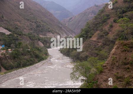 Vilcanota River, der durch die Stadt Santa Rosa im peruanischen Dschungel bei Machu Picchu fließt. Stockfoto