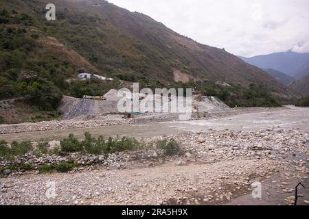 Vilcanota River, der durch die Stadt Santa Rosa im peruanischen Dschungel bei Machu Picchu fließt. Stockfoto