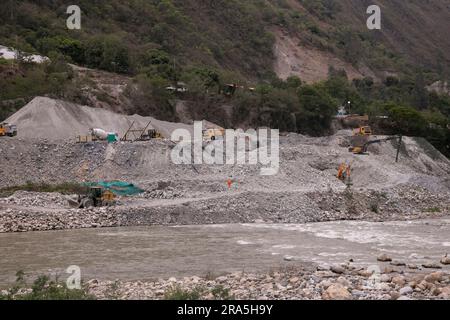 Vilcanota River, der durch die Stadt Santa Rosa im peruanischen Dschungel bei Machu Picchu fließt. Stockfoto