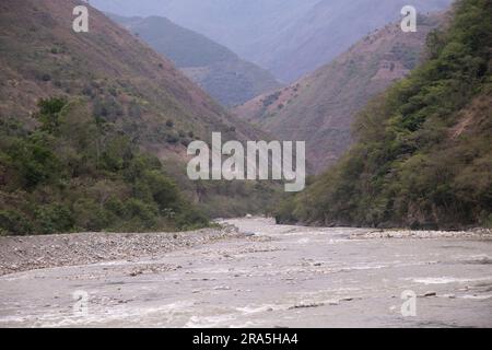 Vilcanota River, der durch die Stadt Santa Rosa im peruanischen Dschungel bei Machu Picchu fließt. Stockfoto