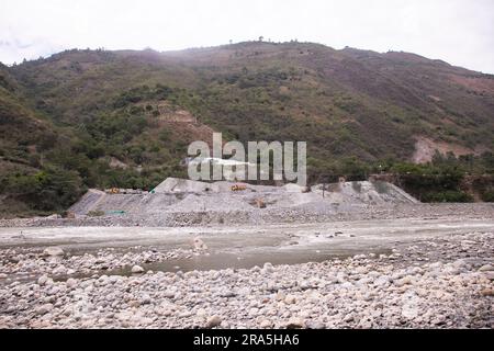 Vilcanota River, der durch die Stadt Santa Rosa im peruanischen Dschungel bei Machu Picchu fließt. Stockfoto