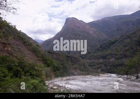 Vilcanota River, der durch die Stadt Santa Rosa im peruanischen Dschungel bei Machu Picchu fließt. Stockfoto