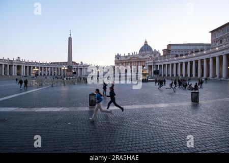 Blick auf den Petersplatz (es ist der Platz vor dem Petersdom in der Vatikanstadt in Rom. 8. April 2023 Italien Stockfoto