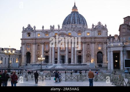 Blick auf den Petersplatz (es ist der Platz vor dem Petersdom in der Vatikanstadt in Rom. 8. April 2023 Italien Stockfoto