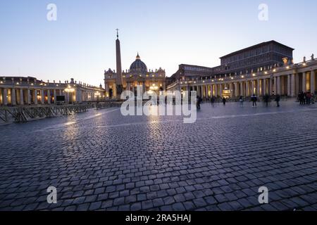 Blick auf den Petersplatz (es ist der Platz vor dem Petersdom in der Vatikanstadt in Rom. 8. April 2023 Italien Stockfoto