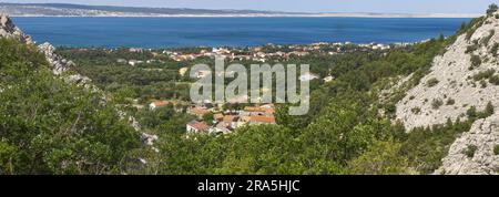 Panoramablick auf die Dörfer Starigrad und Paklenica und die Adria, Kroatien, vom Paklenica Nationalpark Stockfoto