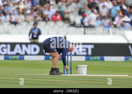 London, Großbritannien. 01. Juli 2023. Bodenteam macht Reaper zur Falte während des zweiten Testtags der LV= Insurance Ashes Test Series 4 England gegen Australien in Lords, London, Großbritannien, 1. Juli 2023 (Foto von Mark Cosgrove/News Images) in London, Großbritannien, am 7./1. Juli 2023. (Foto: Mark Cosgrove/News Images/Sipa USA) Guthaben: SIPA USA/Alamy Live News Stockfoto