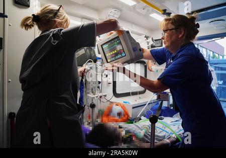 HERAUSGEBER VERMERKEN BILD VERPIXELT VON PA-BILDTISCH Advanced Nurse Practitioner Sarah Hardwick (links) neben Senior Staff Nurse Jayne Farrance (rechts) treffen Vorbereitungen, um zusammen mit ihrem jungen Patienten aus einem Krankenwagen auszusteigen, der von Sanitätern des South Thames Retrieval Service (STRS) betrieben wird, einem Intensivpflegedienst, Transport schwerkranker Kinder und Jugendlicher von örtlichen Krankenhäusern zu pädiatrischen Intensivstationen und Intensivstationen in der Region Süd-Themse mit speziell ausgerüsteten Krankenwagen. Foto: Freitag, 16. Juni 2023. Stockfoto