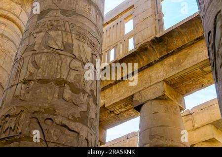 Spalten Detail im Karnak-Tempel in Luxor, Ägypten. Hieroglyphen Stockfoto