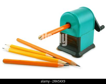 Schleifen manuelle Bearbeitung mechanischer Bleistiftspitzer und Bleistifte isoliert auf weißem Hintergrund Stockfoto