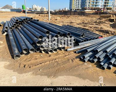 Großer Industriekunststoff aus schwarzem Polypropylen Moderne Sanitärrohre mit großem Durchmesser auf der Baustelle bei der Verlegung und Konstruktion von Wasserrohren Stockfoto