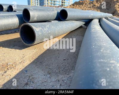 Großer Industriekunststoff aus schwarzem Polypropylen Moderne Sanitärrohre mit großem Durchmesser auf der Baustelle bei der Verlegung und Konstruktion von Wasserrohren Stockfoto