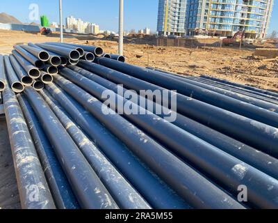 Großer Industriekunststoff aus schwarzem Polypropylen Moderne Sanitärrohre mit großem Durchmesser auf der Baustelle bei der Verlegung und Konstruktion von Wasserrohren Stockfoto