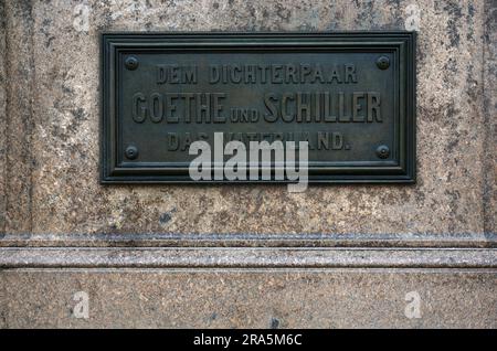 Plakette, Panel, dem DICHTERPAAR GOETHE UND SCHILLER das VATERLAND, Doppelstatue Goethe-Schiller-Denkmal von Ernst Rietschel vor den Deutschen Stockfoto