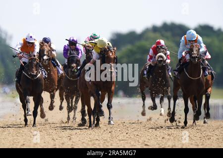 Batal Dubai fuhr vom Jockey Oisin Murphy (rechts) auf dem Weg zum Jenningsbet Festival Handicap am dritten Tag des Seaton Delaval Northumberland Plate Festivals auf der Rennbahn Newcastle, Newcastle upon Tyne. Bilddatum: Samstag, 1. Juli 2023. Stockfoto