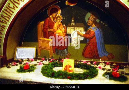 Gura Humorului, Kreis Suceava, Rumänien, 1999. Das Grab von Stephen dem Großen, Voivode von Moldawien im 19. Jahrhundert. Fresko, das den Gründer darstellt, der Jesus Christus und der Mutter Gottes die Kirche anbietet. Stockfoto