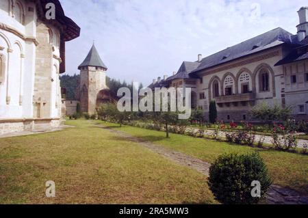 Suceava County, Rumänien, 1999. Außenansicht des Klosters Putna, ein historisches religiöses Denkmal aus dem Jahr 1466. Gebäude rund um die Kirche: Casa Domneasca (das königliche Haus) und Turnul tezaurului (der Schatzturm - erbaut 1481). Stockfoto