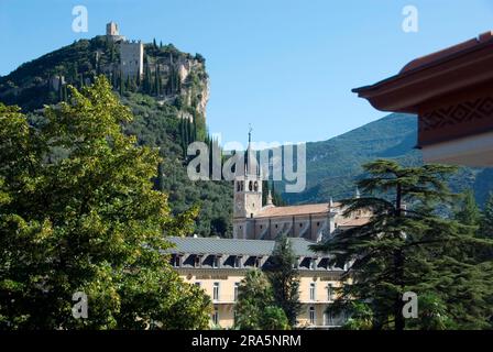 Kirche „Collegiata di Santa Maria Assunta“, Castello, Blick auf Schloss Arco, Arco, Gardasee, Trentino, Südtirol, Italien Stockfoto