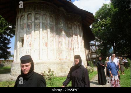 Gura Humorului, Kreis Suceava, Rumänien, 1998. Nonnen und Besucher im Humor Kloster, einem historischen religiösen Denkmal aus dem Jahr 1530. Stockfoto