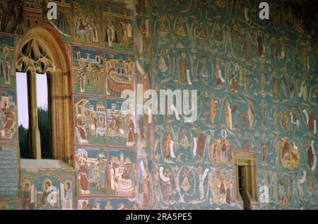 Gura Humorului, Kreis Suceava, Rumänien, 1999. Bemalte Außenwand des Klosters Voronet, ein historisches Monument aus dem Jahr 1488. Stockfoto