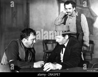 THOMAS MITCHELL als Pat Garrett WALTER HUSTON als Doc Holliday und JULIAN RIVERO im OUTLAW 1943 Regisseure HOWARD HUGHES und HOWARD HAWKS Drehbuch Jules Furthman Musik Victor Young Howard Hughes Productions / RKO Radio Pictures (1943) - United Artists (1946) Stockfoto