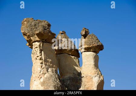 Tufa-Formation und Feenkamine, Goereme, Goereme-Nationalpark, Kappadokien, Türkei Stockfoto