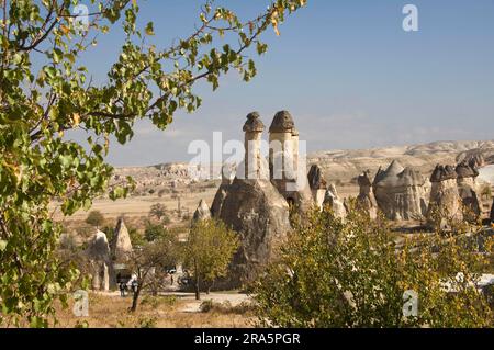 Tufa-Formation und Feenkamine, Goereme, Goereme-Nationalpark, Kappadokien, Türkei Stockfoto