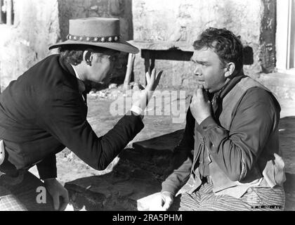 WALTER HUSTON als Doc Holliday und THOMAS MITCHELL als Pat Garrett im OUTLAW 1943 Regisseure HOWARD HUGHES und HOWARD HAWKS Drehbuch Jules Furthman Musik Victor Young Howard Hughes Productions / RKO Radio Pictures (1943) - United Artists (1946) Stockfoto