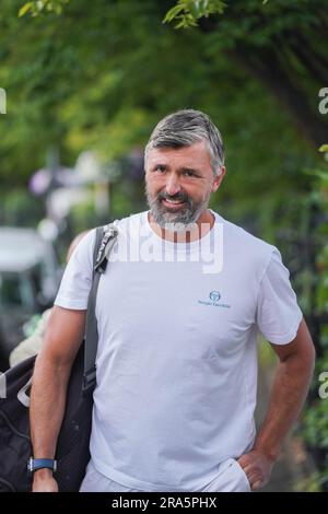 London UK. 1. Juli 2023 Goran Ivanisevic ( Ivanišević -CRO) Trainer von Novak Djokovic trifft im All England Lawn Tennis Club ein, um 2 Tage bis zum Beginn der Wimbledon Championships zu trainieren. Kredit: amer Ghazzal/Alamy Live News Stockfoto