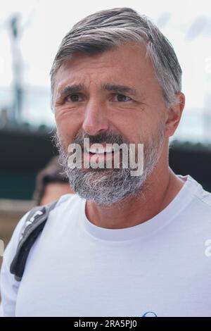 London UK. 1. Juli 2023 Goran Ivanisevic ( Ivanišević -CRO) Trainer von Novak Djokovic trifft im All England Lawn Tennis Club ein, um 2 Tage bis zum Beginn der Wimbledon Championships zu trainieren. Kredit: amer Ghazzal/Alamy Live News Stockfoto