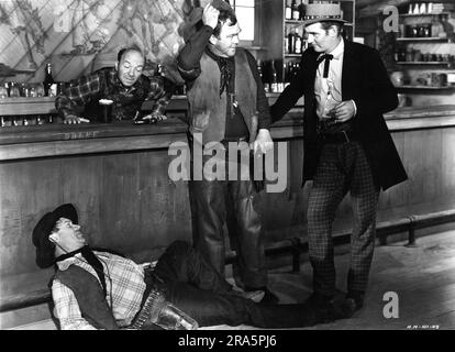 PAT WEST als Barkeeper THOMAS MITCHELL als Pat Garrett und WALTER HUSTON als Doc Holliday im OUTLAW 1943 Regisseure HOWARD HUGHES und HOWARD HAWKS Drehbuch Jules Furthman Musik Victor Young Howard Hughes Productions / RKO Radio Pictures (1943) - United Artists (1946) Stockfoto