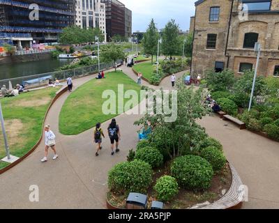 London, UK - Juni 2023 : Handyside Gardens, Coal Drop Yard, Kings Cross. Von einem Artspace Apartment aus gesehen. Stockfoto