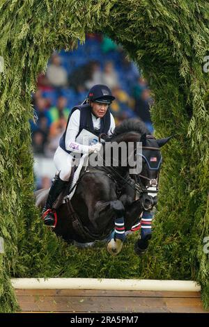 Aachen, Deutschland. 01. Juli 2023. Reitsport, Event: CHIO, Cross-Country-Wettbewerb. Tamra Smith aus den USA springt auf dem Pferd „Mai Baum“ über ein Hindernis. Kredit: Uwe Anspach/dpa/Alamy Live News Stockfoto