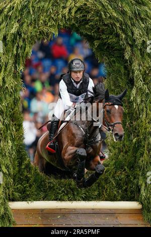 Aachen, Deutschland. 01. Juli 2023. Reitsport, Event: CHIO, Cross-Country-Wettbewerb. Der deutsche Reiter Michael Jung auf dem Pferd „fischerChipmunk FRH“ springt über ein Hindernis. Kredit: Uwe Anspach/dpa/Alamy Live News Stockfoto