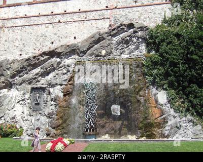 Wasserfall, an der Stadtmauer, Ivrea, Turin, Piemont, Italien Stockfoto